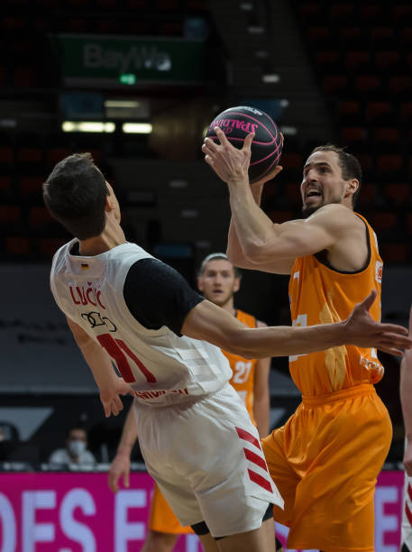 他仍坚定地 他仍坚定地